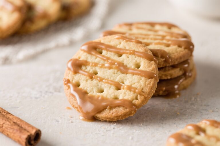 Classic Brown Butter Sugar Cookies with Cinnamon Glaze – Cozy, Crisp, and Perfectly Spiced